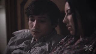 لعب دور الام المثالية   تحت الزب الكبير