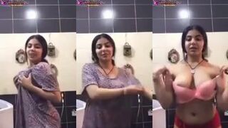 بنوته صغيوره بس مؤهلاتها شديده جوز بزاز وطيز فاجرين واقفه تتلبون وتتمنيك اودام الكام وتقلعله حته حته وتلعب فى نفسها بنوته منيوكه 