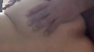 متناكه بطيز مربربه رايقه اوى الواد شغال رزع فى كسمها وهيا على جمبها تسخن وتقوم تركب على زبره وتنيك كسها بمزاج عالى 