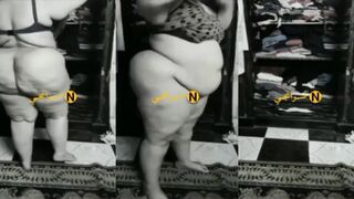 ست مصرية كبيرة ومربربة بتصور لعشيقها وهي بتغيير في ملابسها