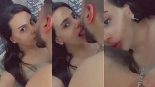 بنوتة جميلة تصور نفسها وهي تتناك 