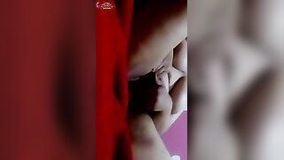 خمس دقايق روقان للبوه الكيرفى اللى بتقلع ملط وتفرج حبيبها جسمها الفاجر وتشتغل لعب ونيك فى كسكوسها بمزاج عنيفه اوى واهاتها نار اللبوه 