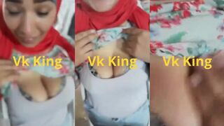 محجبه تمارس الأغرائات بنهود جسمها حتي تحصل علي علاوه