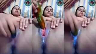 فلاحة شرموطة تتصور لعشيها و هي كسها غرقان من العسل بعد ما تدخل كسها خيارة كبيرة