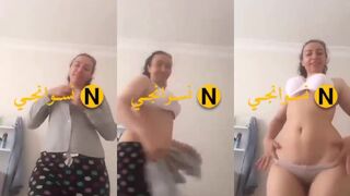 لبوة عسل وجسمها ملبن بتقلع ملط وتصور جمال جسمها لعشيقها