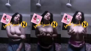 فرسة ملبن جسمها فاجر اخر حاجة بتقلع الستيان وتصور النودز العسل بتاعها لصاحبها وهي عمالة تدعك وتلعب فيهم