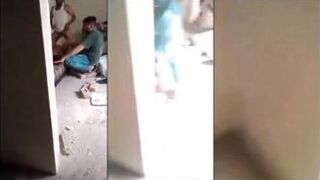 فيديو لعاهرة سورية وهي تتناك جماعي من شلة شباب في بيت مهجور
