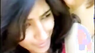 مص  شفايف وثدي زميلتوا في الدراسة