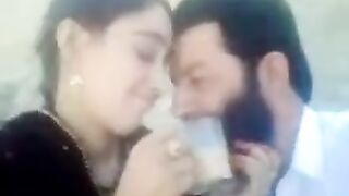 حبيبي الفحل بينك فيني على البحر طوالي