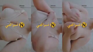 ام  بزاز كبيرة قررت تلعب بحلمتها قدام الناس  عشان اتمحنت خاص
