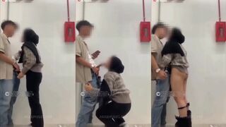 بيلحس كسها على واقف عشان مفيش غرفة نوم ينكها فيها