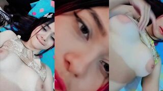 ممثلة بورن بتلمس جسمها كله قدام الكاميرا