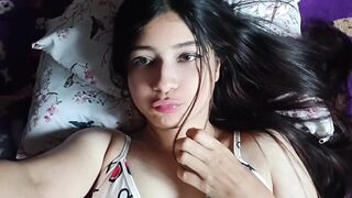 بنت 18 سنة بتمسك كسها وبتلعب فيه براحتها