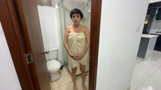 طلعت أختي من الحمام بعد ما اتقفلت ونكت طيزها الضيقة بزبي