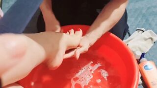 جوزي بينضف رجليا عشان أقابل صاحبي