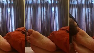 جوزي وعشيقي بيلحسوا رجلي مع بعض