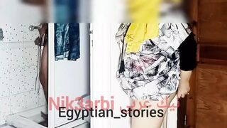 راجل مصري بياخد دش وجوز أمه بيدخل عليه وبينيكها ويتبول على طيزها