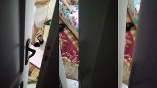 أخوها بيتجسس عليها وهي بتعصر لبنها لوحدها